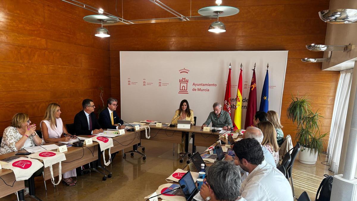 La alcaldesa de Murcia, Rebeca Pérez, presidió este martes el consejo de administración de MercaMurcia tras su nombramiento como nueva consejera del mismo.