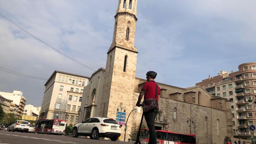 Un usuario de patinete circulando esta mañana correctamente.