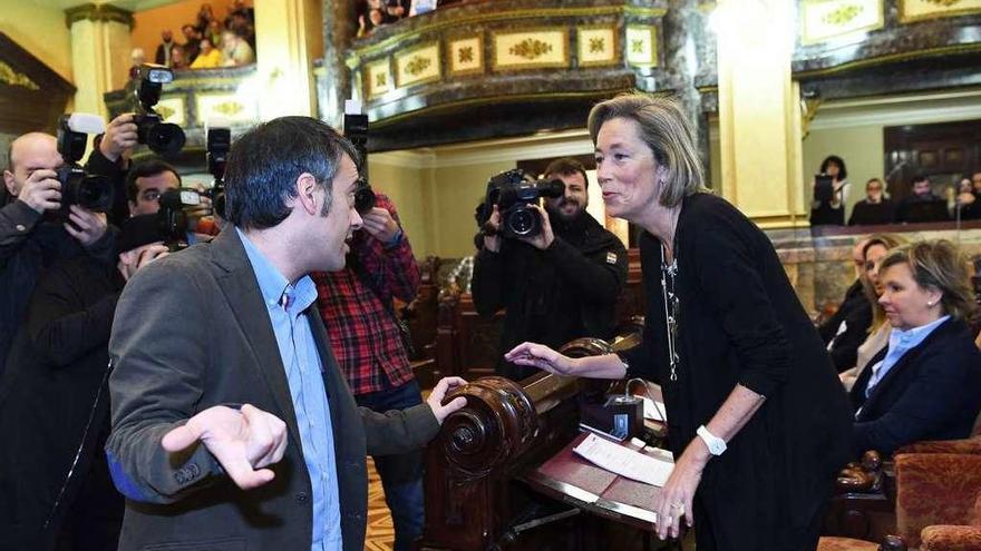 El alcalde, Xulio Ferreiro, y la portavoz del PP, Rosa Gallego, antes del comienzo de un pleno.