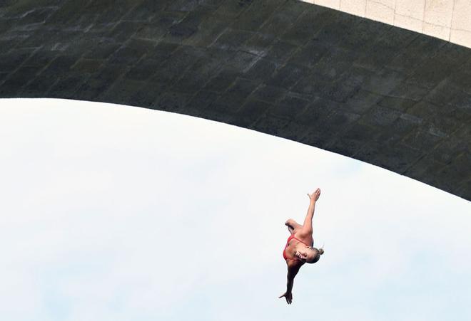 Un Highdiver despega de The Old Bridge en Mostar durante la competencia Red Bull Cliff Diving.