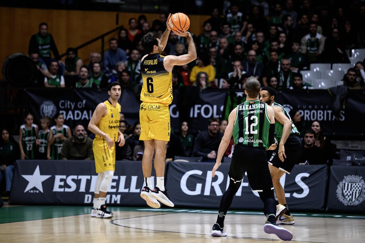 Fitipaldo lanza desde el arco en el Olimpic de Badalona