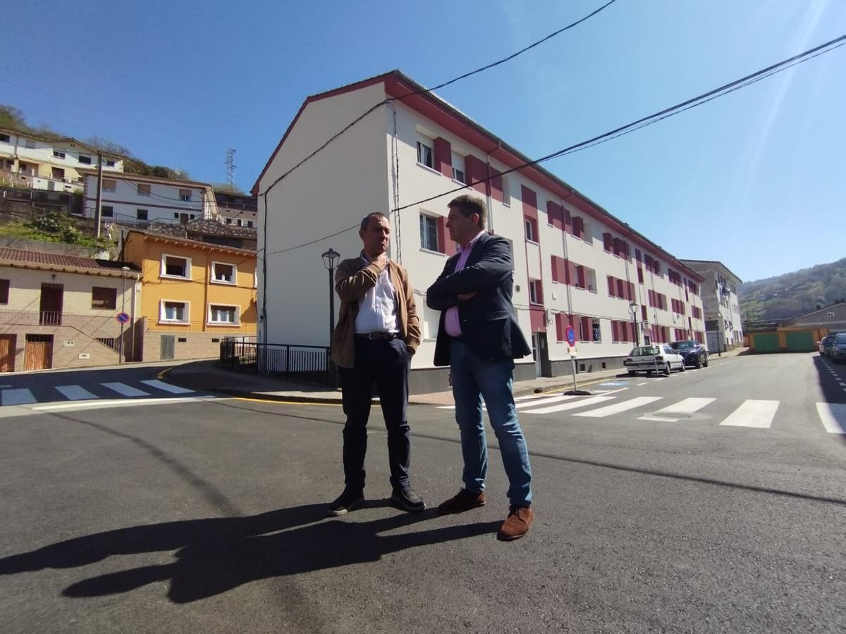 Ovidio Zapico junto a José Ramón Martín Ardines, con las viviendas reformadas al fondo.