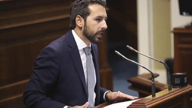 Manuel Hernández en una intervención en el Parlamento.
