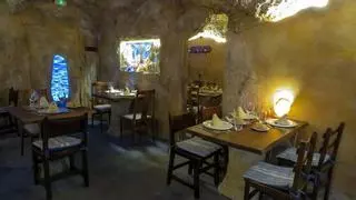 Está metido en una gruta, el menú es asequible y congrega a cientos de personas: así es el mejor restaurante de Santander