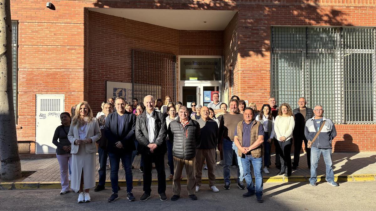 El alcalde Borrás con los beneficiarios del taller de empleo.