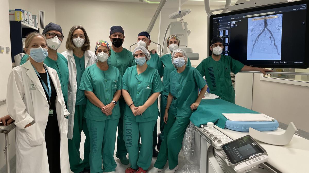 El equipo sanitario del Hospital Regional junto al nuevo equipo de radiología intervencionista