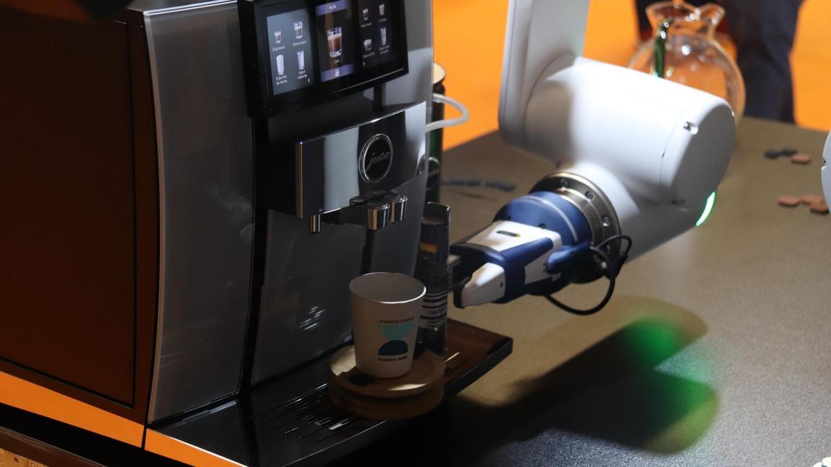 Un robot prepara un café en un estand del Fòrum Gastronòmic de Girona.