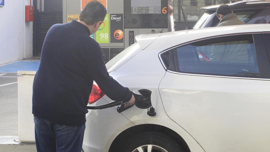 La gasolina cae a mínimos de los últimos seis meses justo a las puertas del Puente