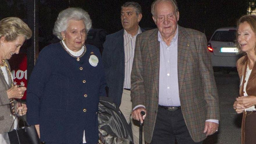 El Rey Juan Carlos junto a su hermana la Infanta doña Pilar.