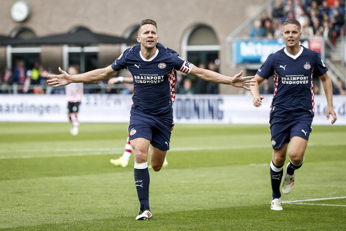 El jugador neerlandés Luuk de Jong, del PSV Eindhoven, celebra el 1-2 duramte el partido de la Eredivisie que han jugado Sparta Rotterdam y PSV en el Sparta Stadion Het Kasteel en Rótterdam, Países Bajos. EFE/EPA/ROBIN VAN LONKHUIJSEN
