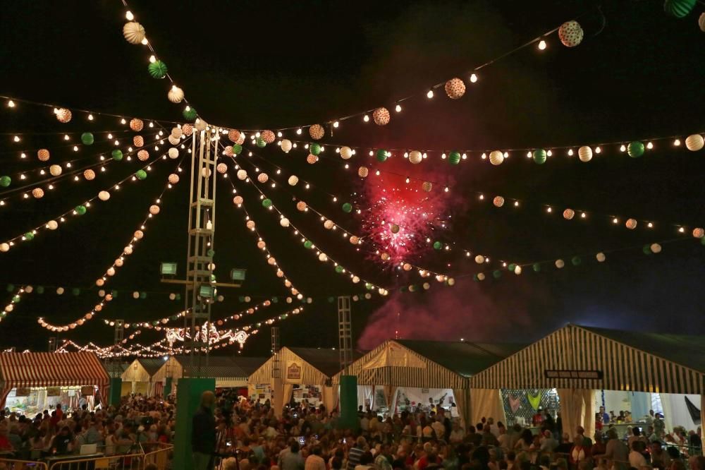 La Feria de Sevillanas 2017 comenzó anoche con una gran afluencia de público, actuaciones flamencas y de sevillanas, gastronomía y casetas, en el recinto portuario de Torrevieja