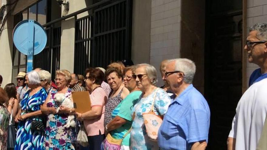 Protesta de los usuarios por el cierre del centro.