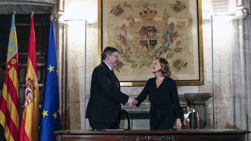 Ximo Puig y Flora Pérez se dan la mano tras la firma del convenio de donación, ayer, en Valencia.