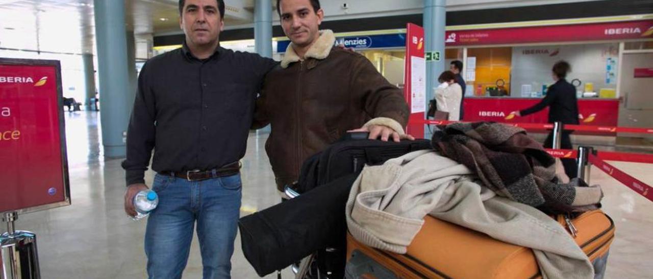 Jordi González y José Antonio Cao, minutos antes de embarcar en el avión de Iberia Express que les llevó de Asturias a Madrid.