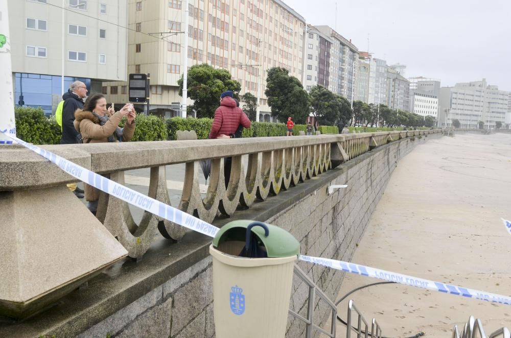 El paseo, cortado al tráfico tras llegar las olas a la carretera