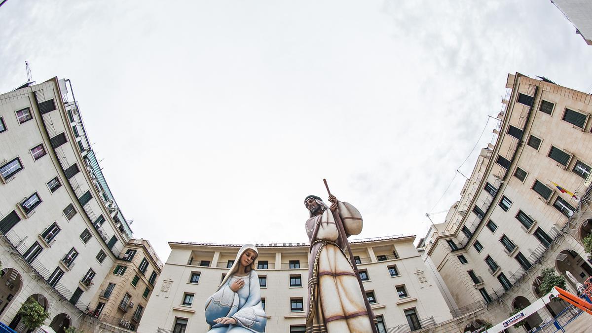 Las figuras del Belén Gigante ya plantadas, San José y la Virgen María