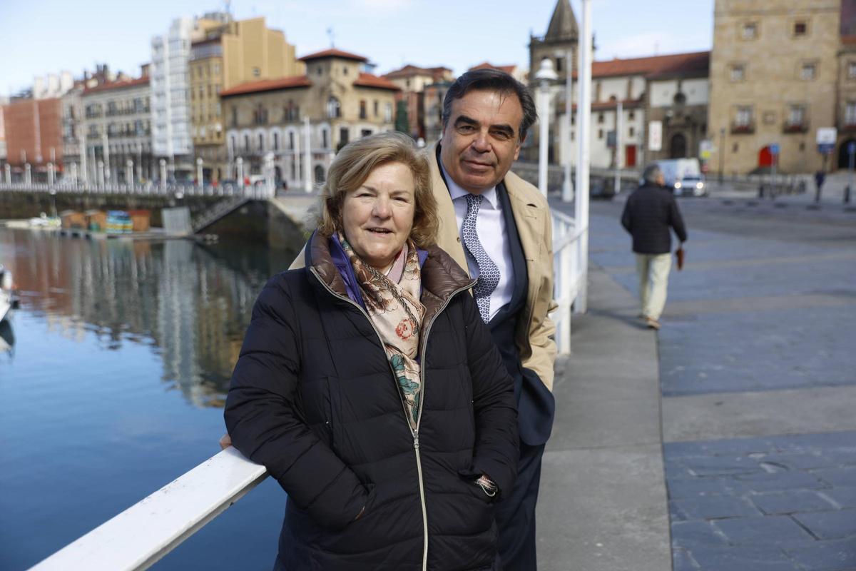 Schinás y su esposa, en Gijón, en marzo de 2025.
