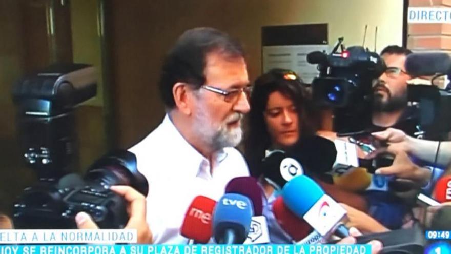 Sin corbata y tras un &#039;paseo playero&#039;: así ha sido el primer día de trabajo de Rajoy