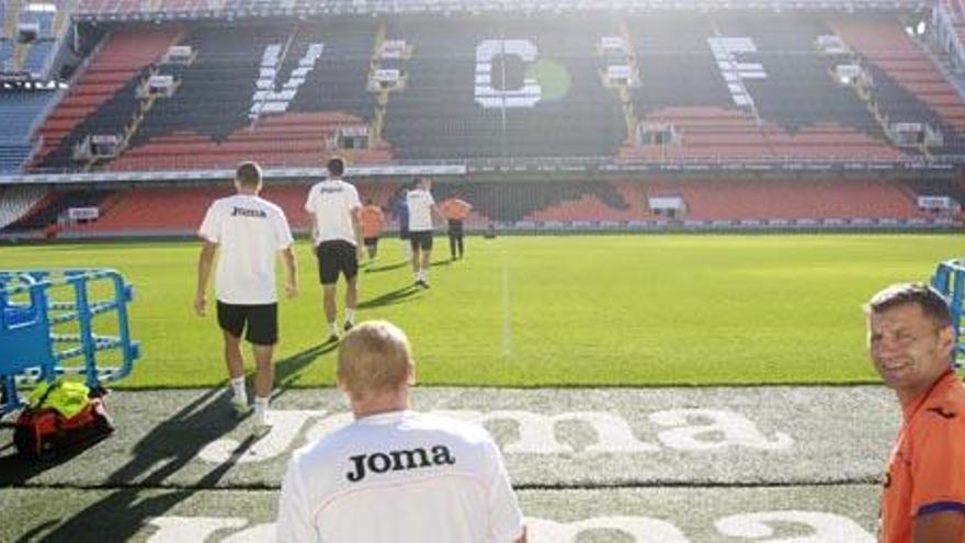 Los jugadores, cuando ayer salieron al césped, se quedaron asombrados al ver la imagen de la grada.