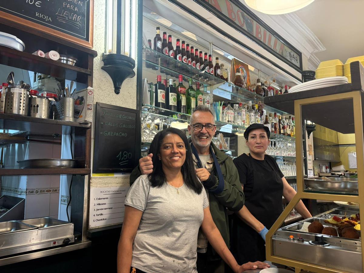 José Vilas, socio de La Bombilla, posa en el local con dos empleadas