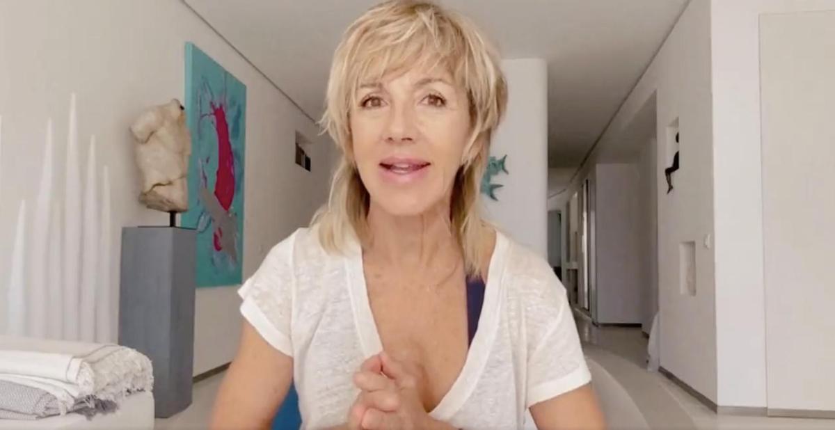 El salón de Ana Torroja, totalmente blanco pero con cuadros y esculturas