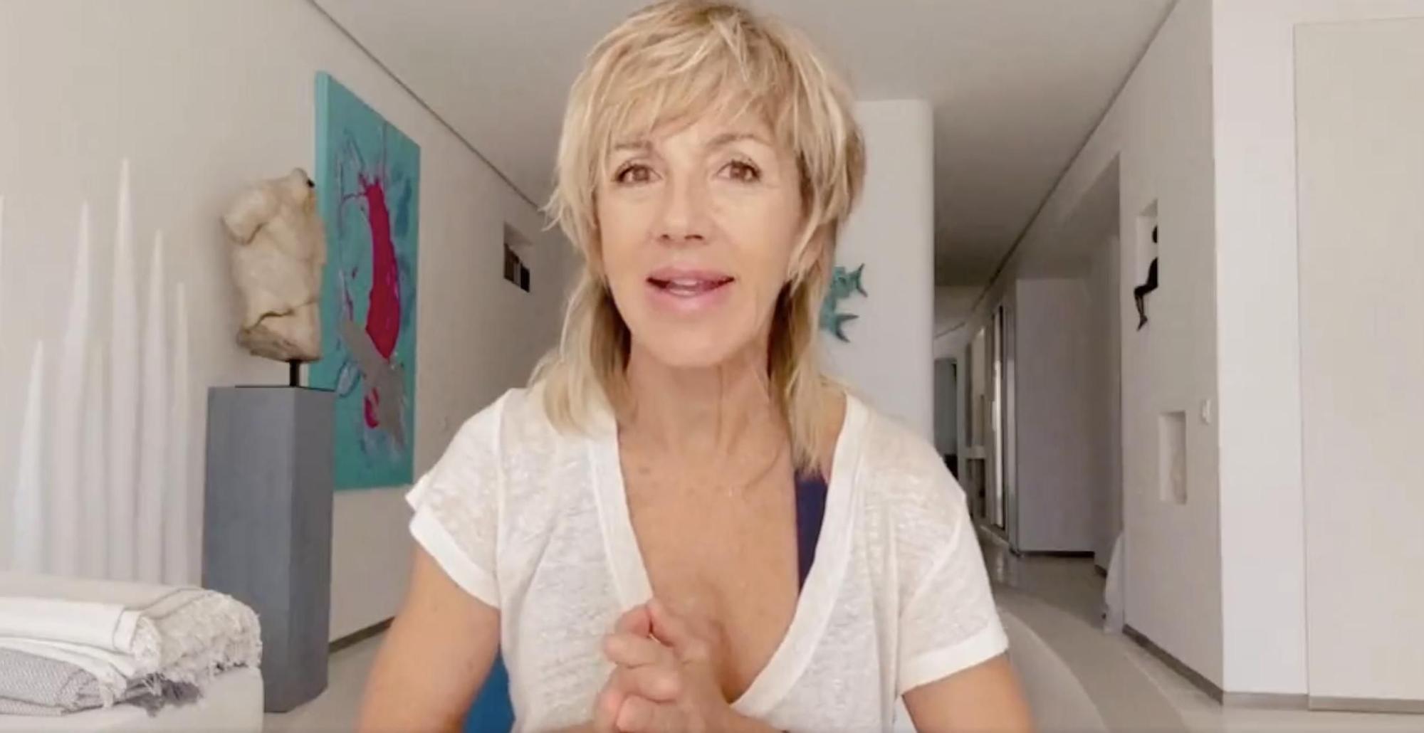 El salón de Ana Torroja, totalmente blanco pero con cuadros y esculturas