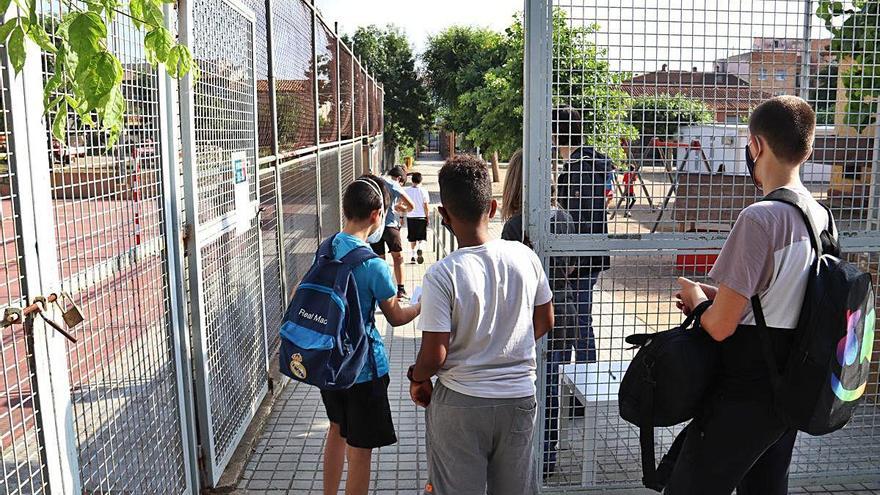 Alumnes entrant a l&#039;escola Joan Reglà, a Bàscara, el 12 de juny passat.