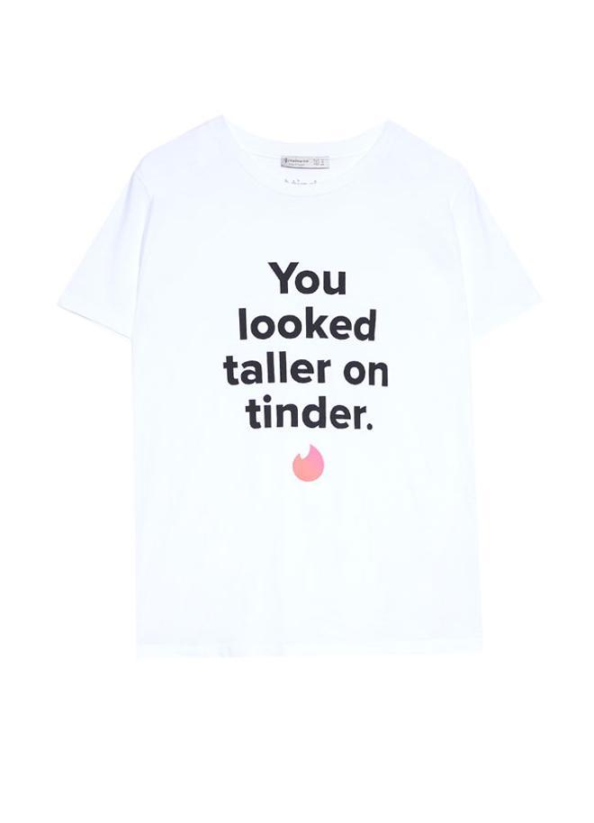 Camiseta con mensaje de Tinder y Stradivarius: "parecías más alto en Tinder"