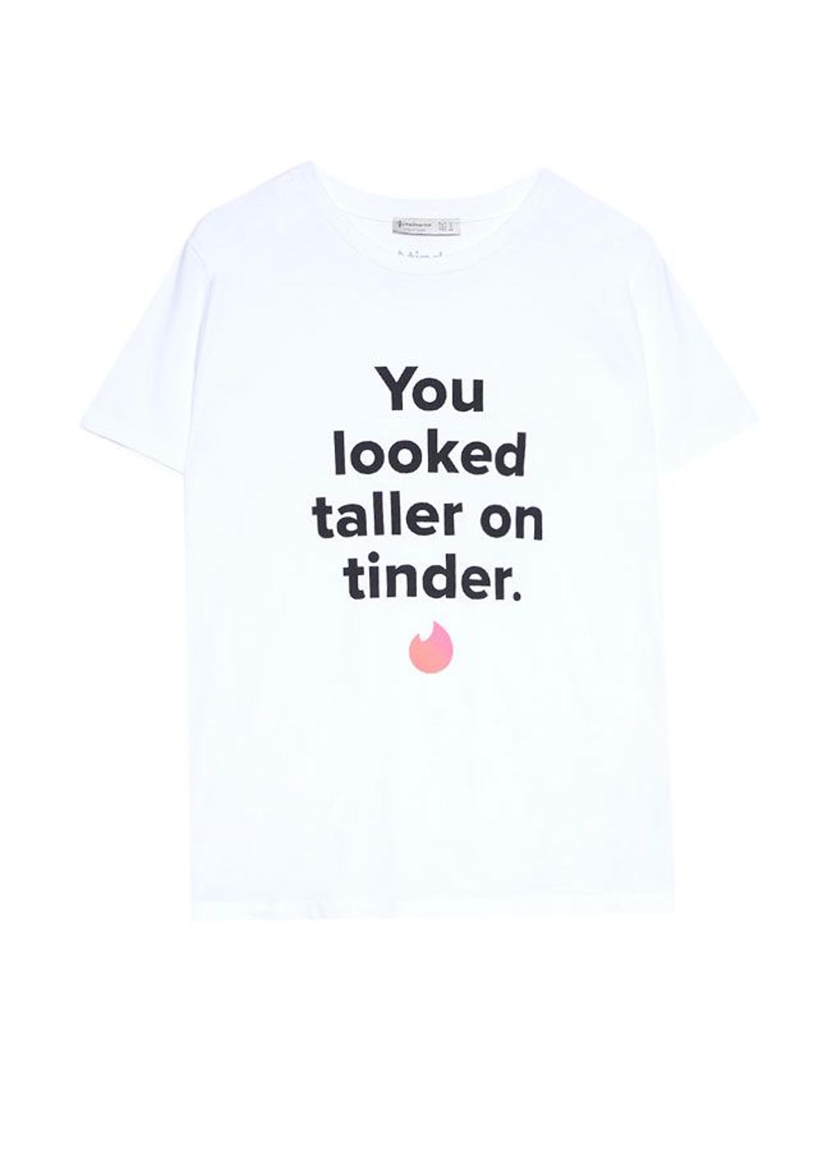 Camiseta con mensaje de Tinder y Stradivarius: &quot;parecías más alto en Tinder&quot;