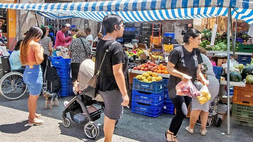 Imagen de archivo del mercadillo de los martes en Orihuela.