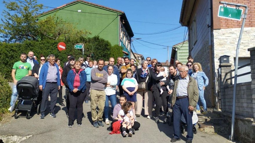 Vecinos de Llano La Cuesta, ayer, concentrados en el barrio langreano. | M. Á. G.