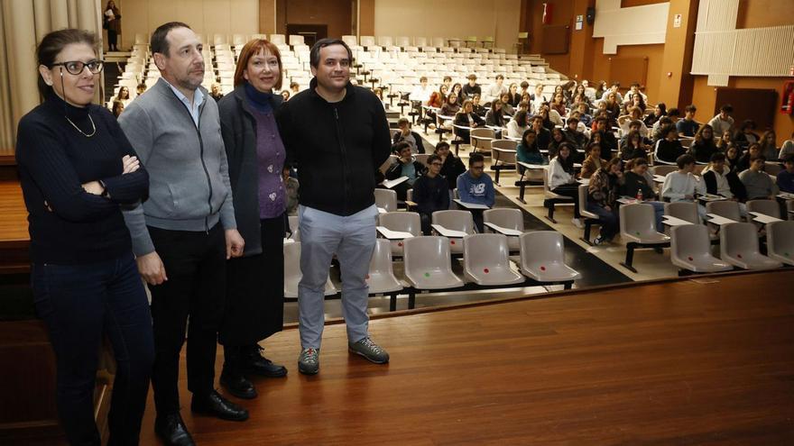Marisa Gayoso Díaz (centro) y miembros del Colegio de Arquitectos Técnicos, en el IES Sánchez Cantón.