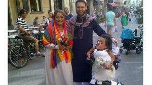 L’imam homosexual Ludovic Mpohamed posa amb les dues lesbianes iranianes després de casar-les a Estocolm.