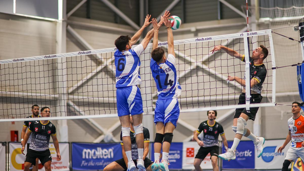 Partido del Cableworld Volei Villena Petrer ante el Club Vigo