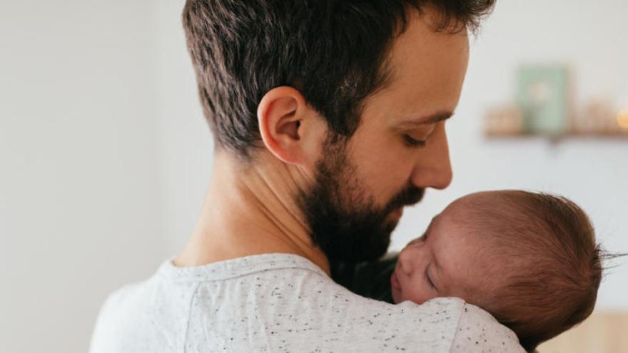 Un padre al cuidado de su hijo.