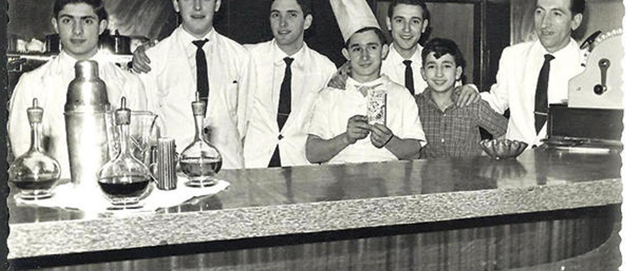 En la cafetería Trébol que tuvo con otro socio, a la derecha, a mediados de los años 60. .// Archivo familiar