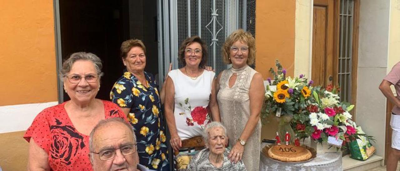 Josefina Muñoz celebró sus 106 años junto a sus cinco hijos en Benifaió el pasado sábado.  | LEVANTE-EMV