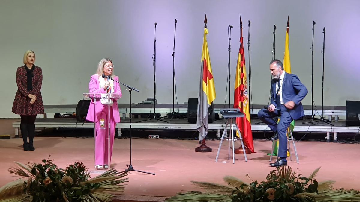 Los alcaldes de Tomelloso e Ibi durante el acto institucional de hermanamiento entre ambos municipios.