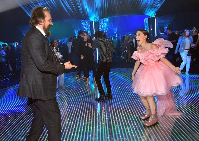 Millie Bobby Brown bailando con David Harbour de 'Stranger Things'