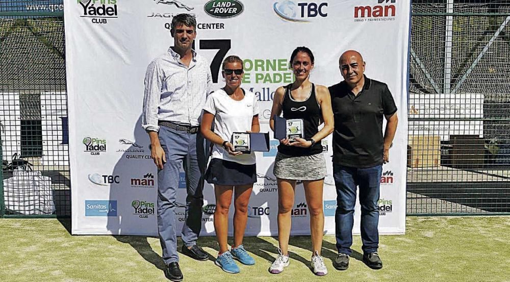 Lluch Bauzá y Rebeca Martín, ganadoras de primera femenina, junto a Pedro Lladó y Luis Arroyo.