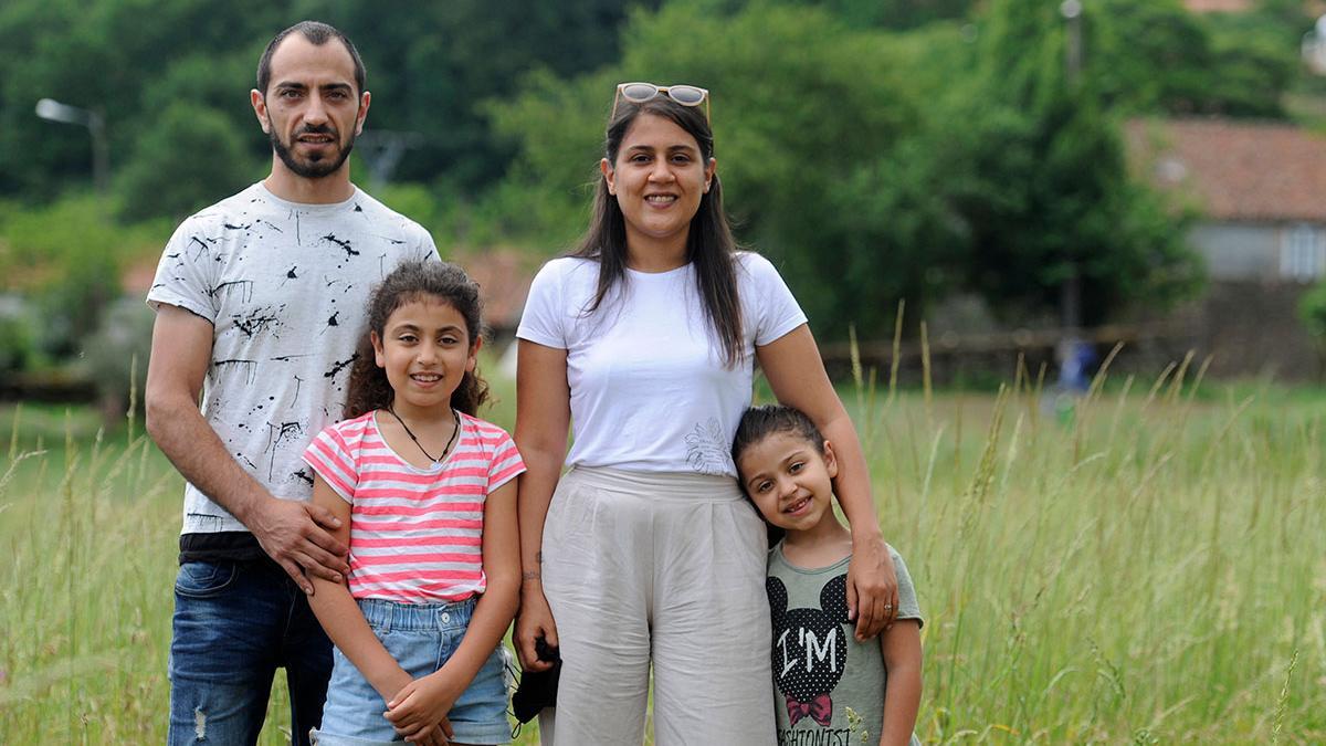 Lara Soso y Roman Núñez junto a sus hijas en Anseán, Lalín