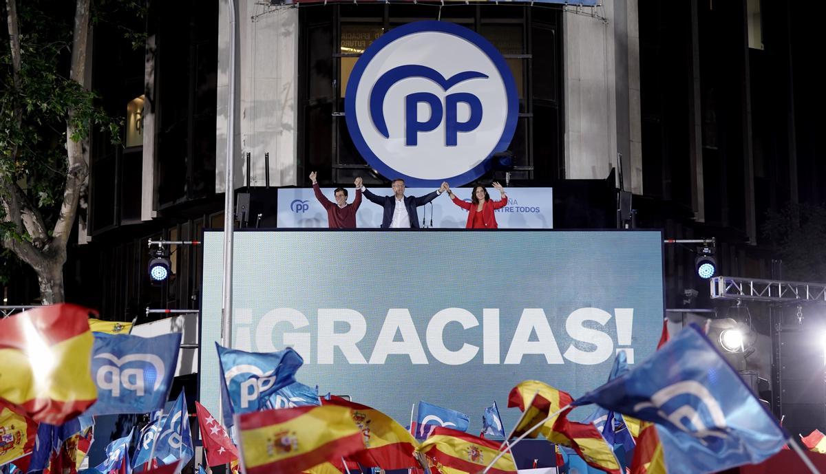 Ayuso Feijóo y Almeida celebran su victoria desde el balcón de Génova