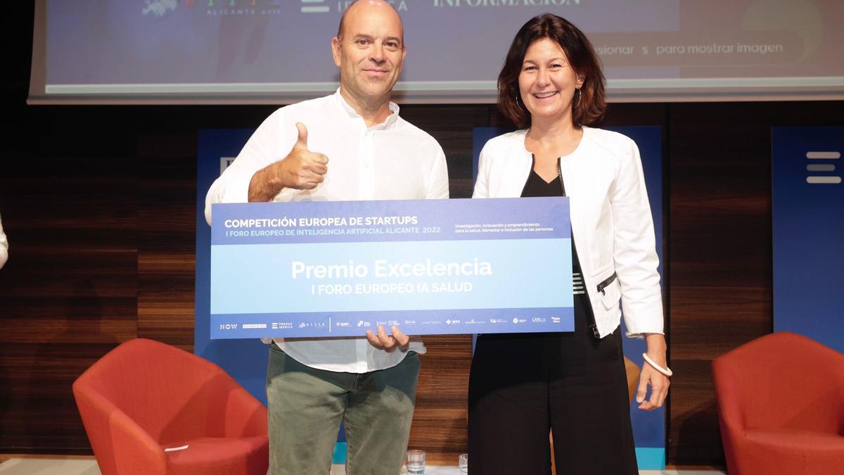 Yolanda Pérez, directora de BStarup de Banco Sabadell, entrega el premio a la excelencia a Improfit.