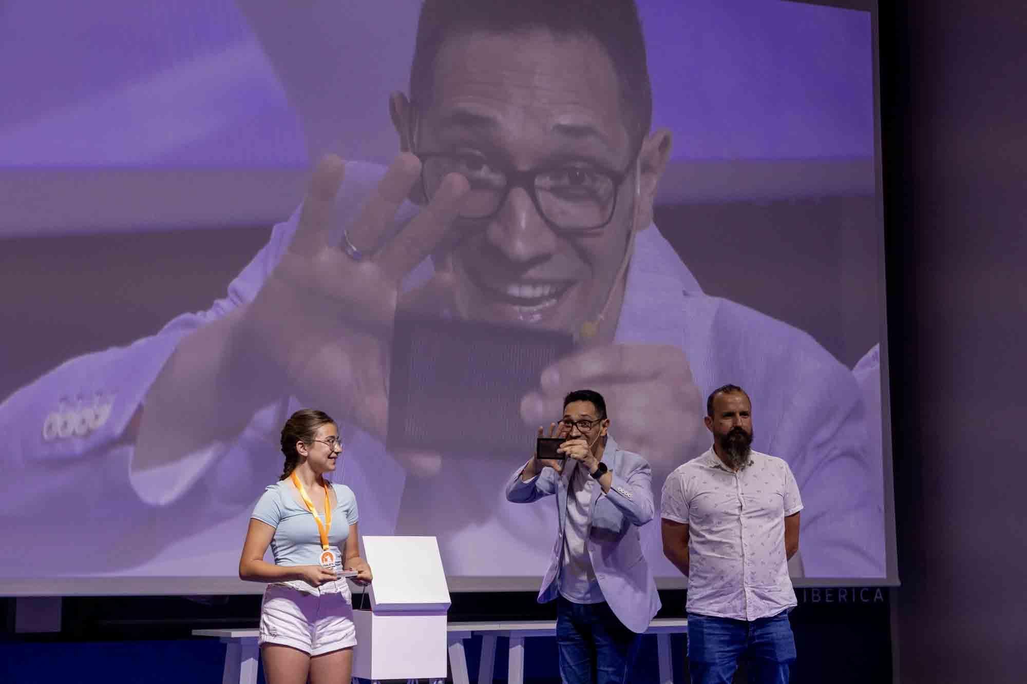 Entrega de premios del concurso infantil de relatos cortos "Cuéntame un cuento para comer" en el Club INFORMACIÓN organizado por COES
