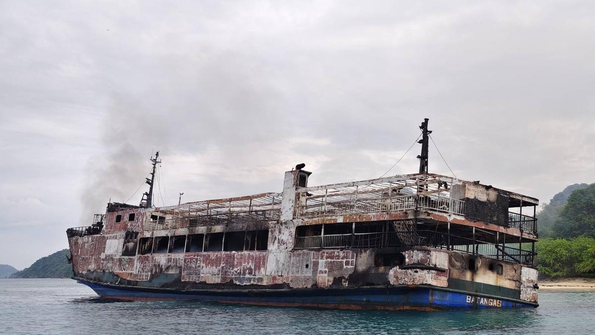 Al menos 5 muertos y 87 desaparecidos en Filipinas tras el incendio de un barco de pasajeros