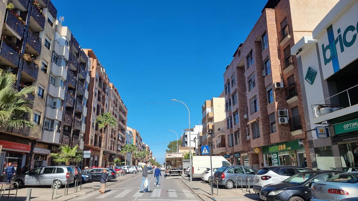 Una calle con comercios en Riba-roja.