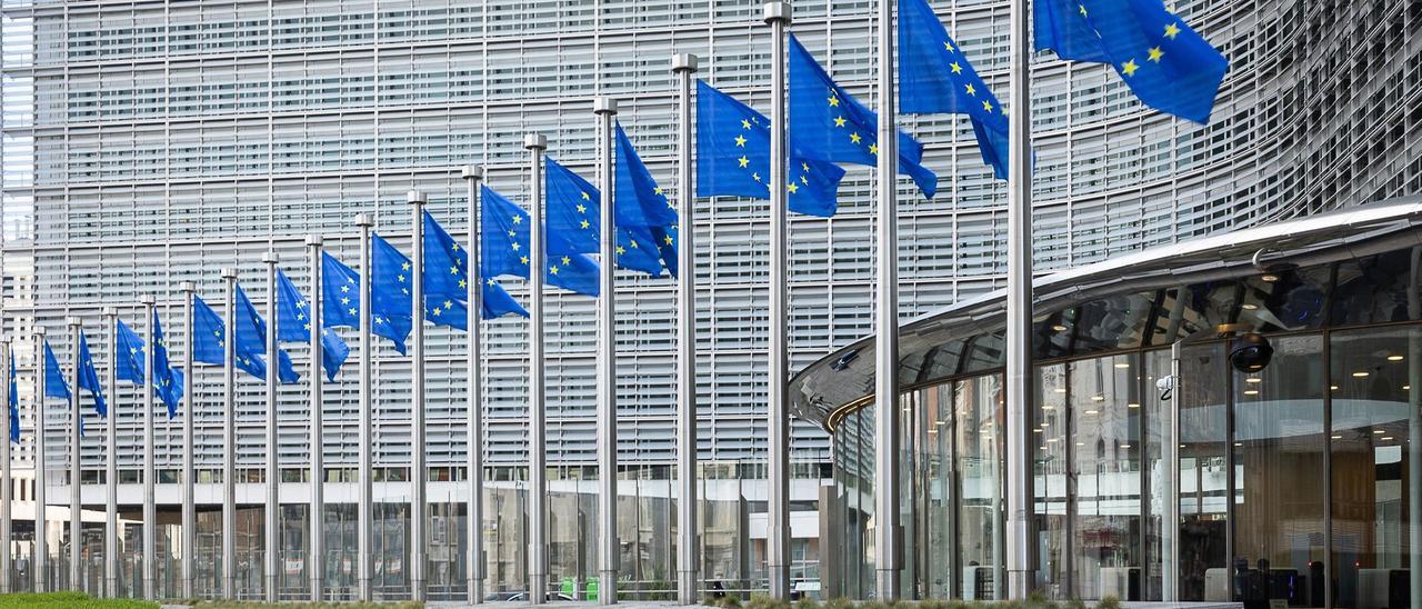 Archivo - Banderas de la UE en una imagen de archivo.