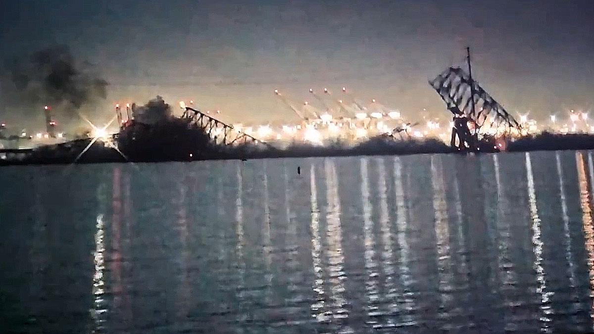 Un barco carguero  impacta contra el puente Francis Scott Key en Baltimore