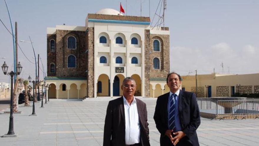 Alcalde de Tarfaya, a la izquierda, con el cónsul de Canarias, Ahmed Musa. | a.t.p.