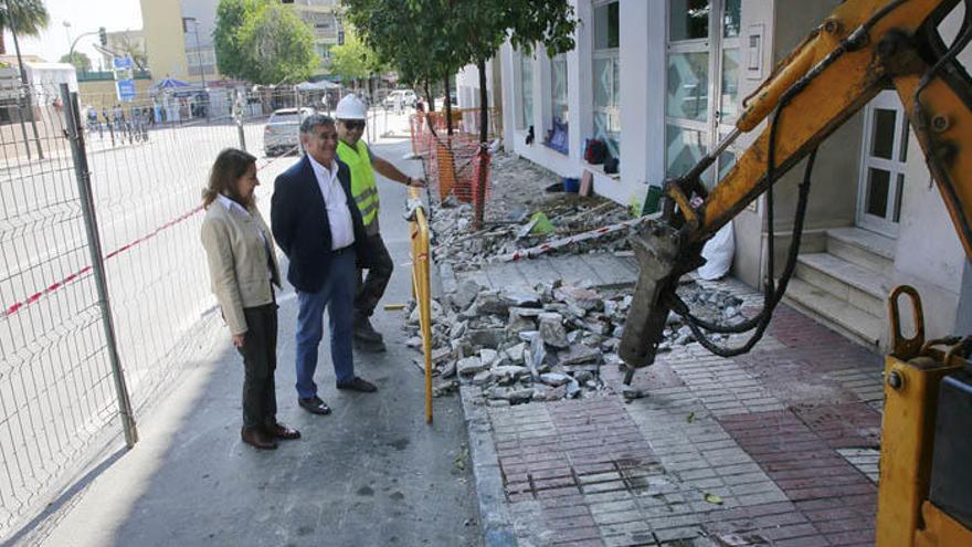 El concejal de Obras, Javier García, visita unas obras en Marbella.